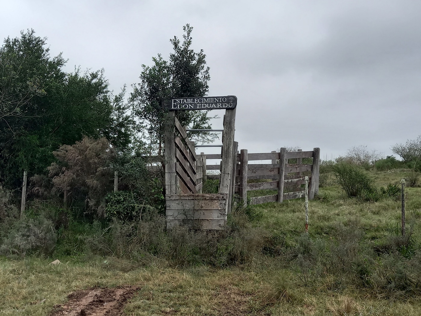 Embarcador na entrada da propriedade.